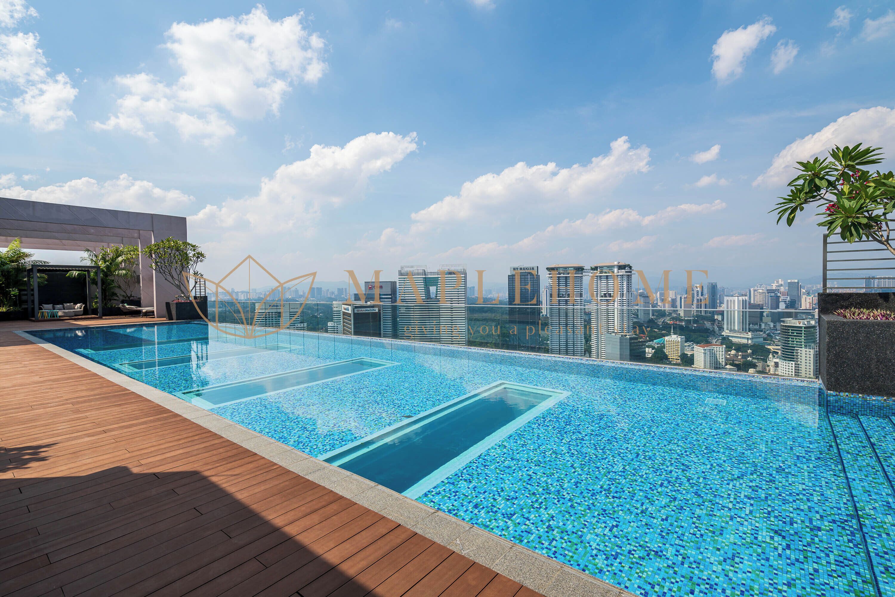 Ein Infinity-Pool auf dem Dach mit Blick auf eine Stadtlandschaft.