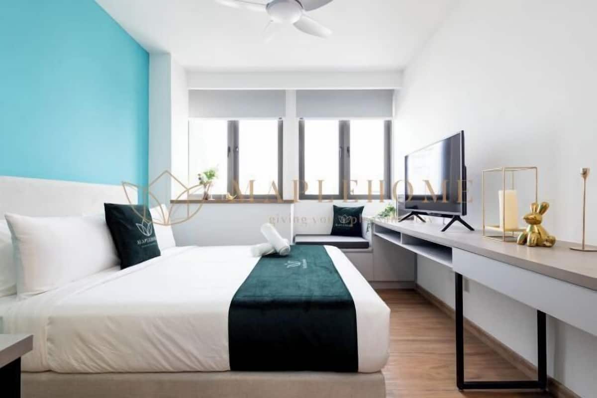 Escritorio, cortinas opacas, tabla de planchar con plancha y wifi gratis