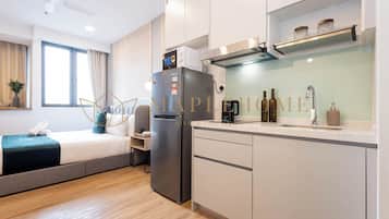 Refrigerador, microondas, placa de cocina, utensilios de cocina