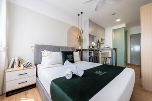 Deluxe Suite, 1 Queen Bed, Without Parking | Meja kerja, tirai kedap cahaya, setrika/meja setrika, dan Wi-Fi gratis