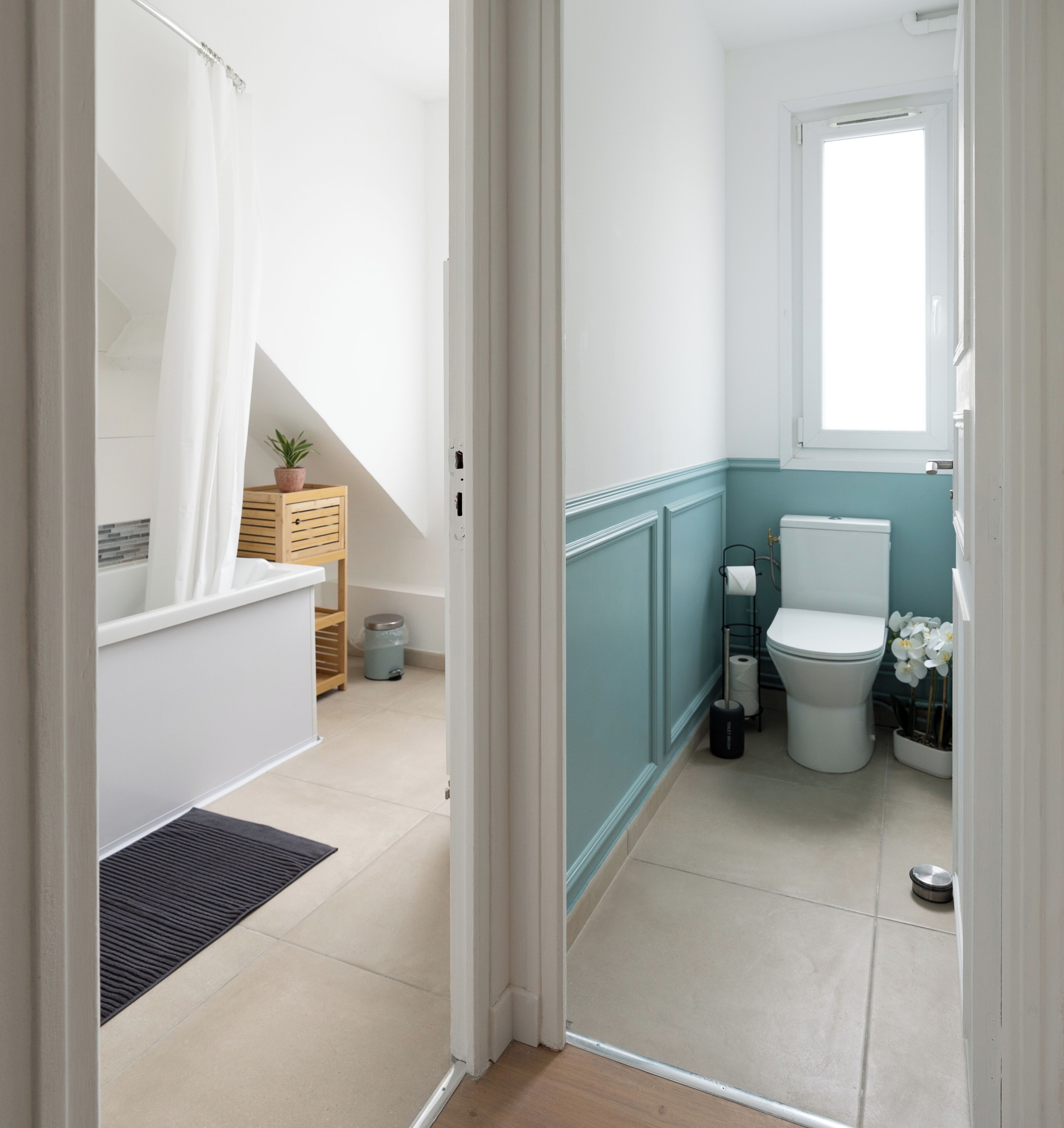 Secadora de cabello, toallas, jabón, papel de baño 