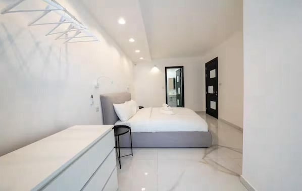 1 dormitori, planxa i posts de planxar, wifi i roba de llit