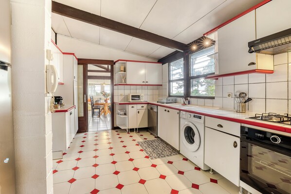 Microwave, oven, stovetop, dishwasher