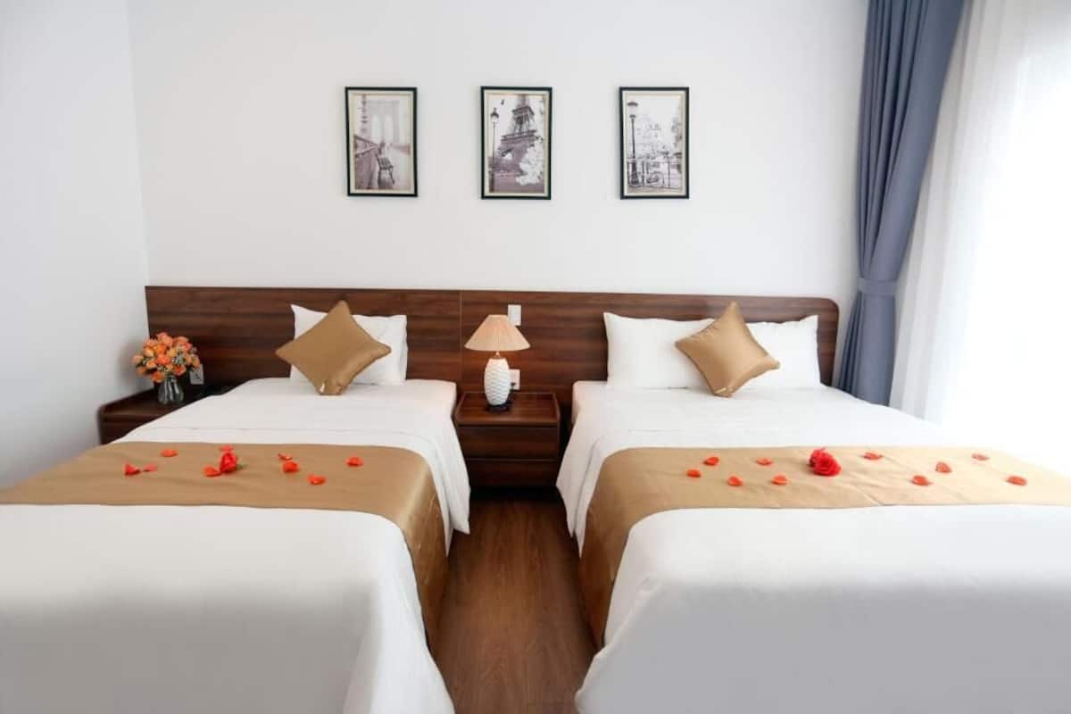 In-room safe, soundproofing, iron/ironing board, free WiFi