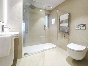 Douche, sèche-cheveux, serviettes fournies