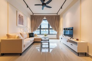 패밀리 스위트, 침실 4개, 금연 | 거실 공간 | 디지털 채널 시청이 가능한 43인치 스마트 TV, 넷플릭스, 스트리밍 서비스