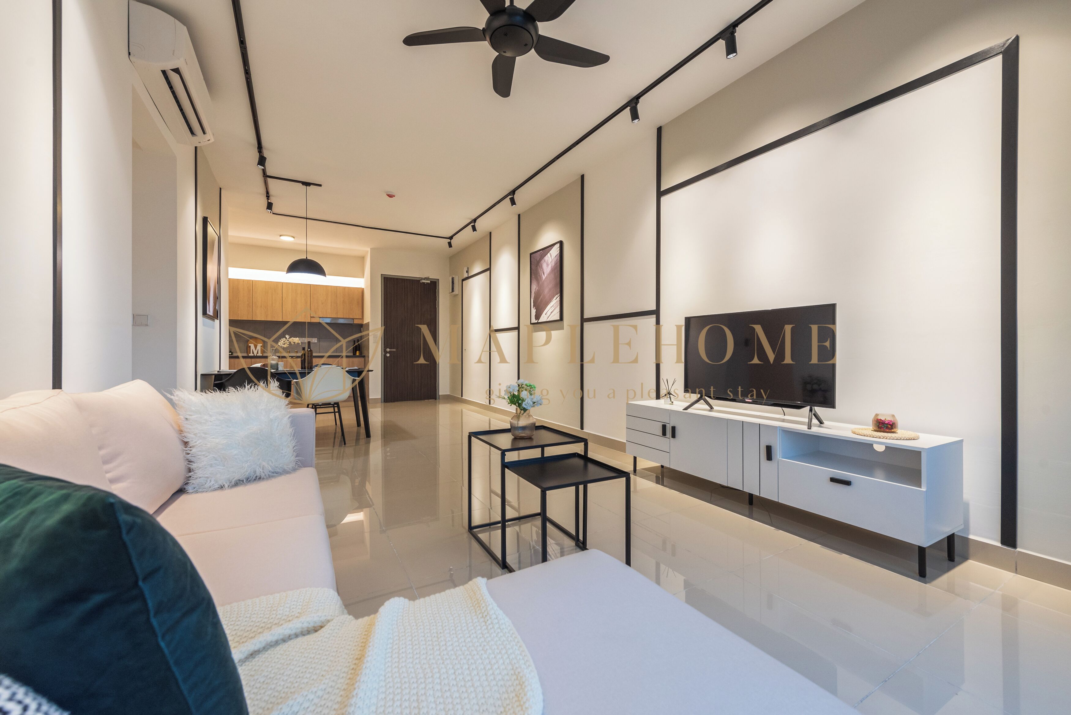 Royal suite, 3 slaapkamers, niet-roken | Woonruimte | Een 43-inch smart-tv met digitale zenders, Netflix en streamingdiensten