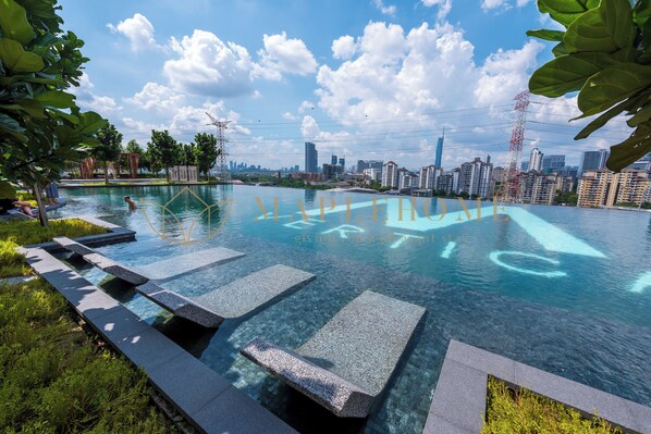 Piscine extérieure, chaises longues