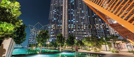 Outdoor pool, open 7:00 AM to 11:00 PM, pool loungers