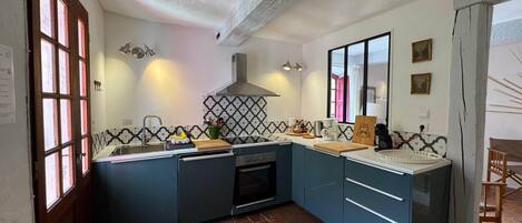 Réfrigérateur, micro-ondes, four, plaque de cuisson