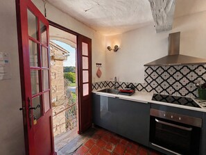 Fridge, microwave, oven, stovetop - Shepherd’s Cottage – Château Barbebelle Vineyard (Rognes)