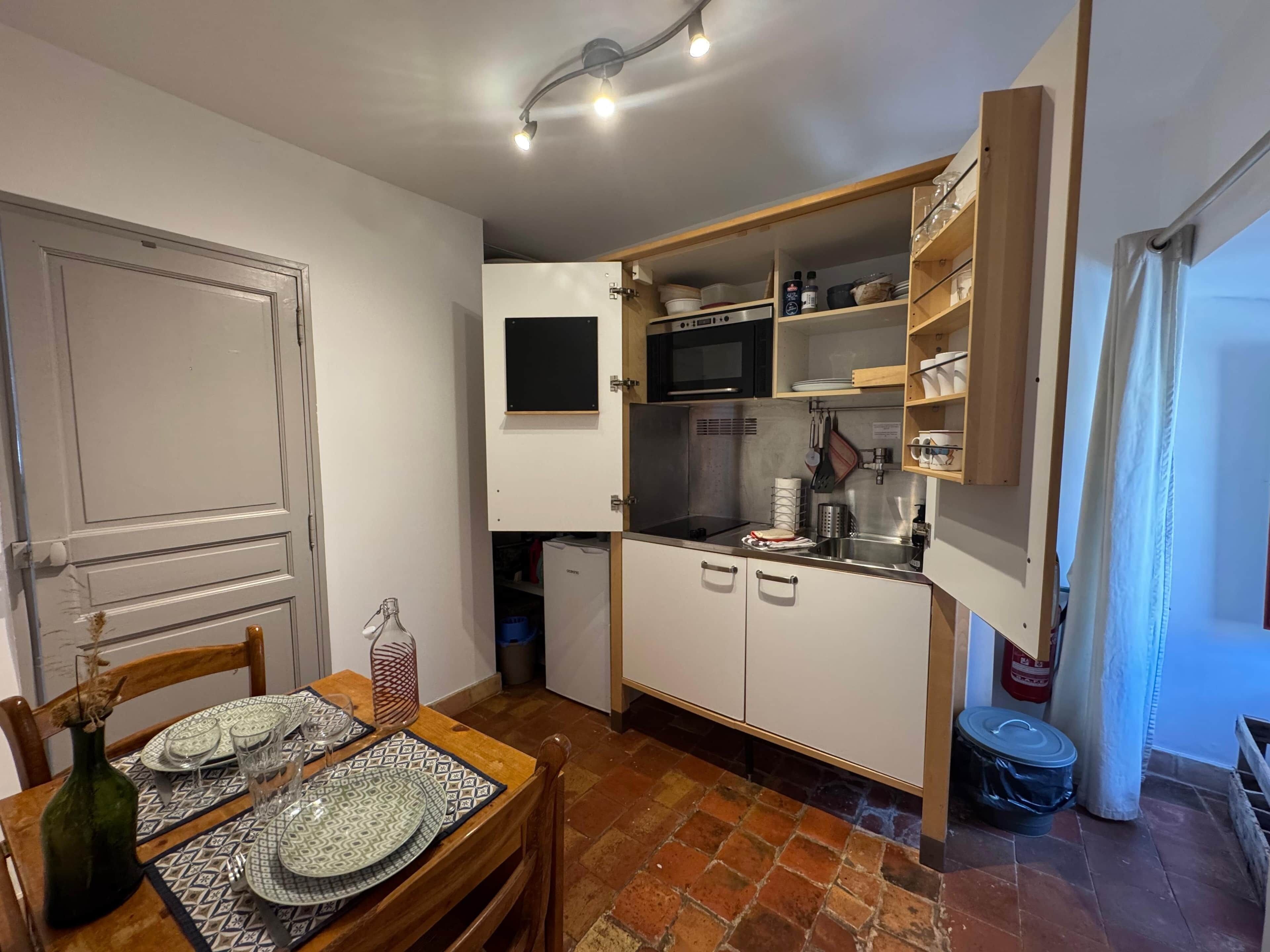 Réfrigérateur, micro-ondes, plaque de cuisson, bouilloire électrique