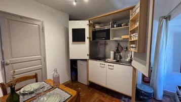 Fridge, microwave, stovetop, electric kettle