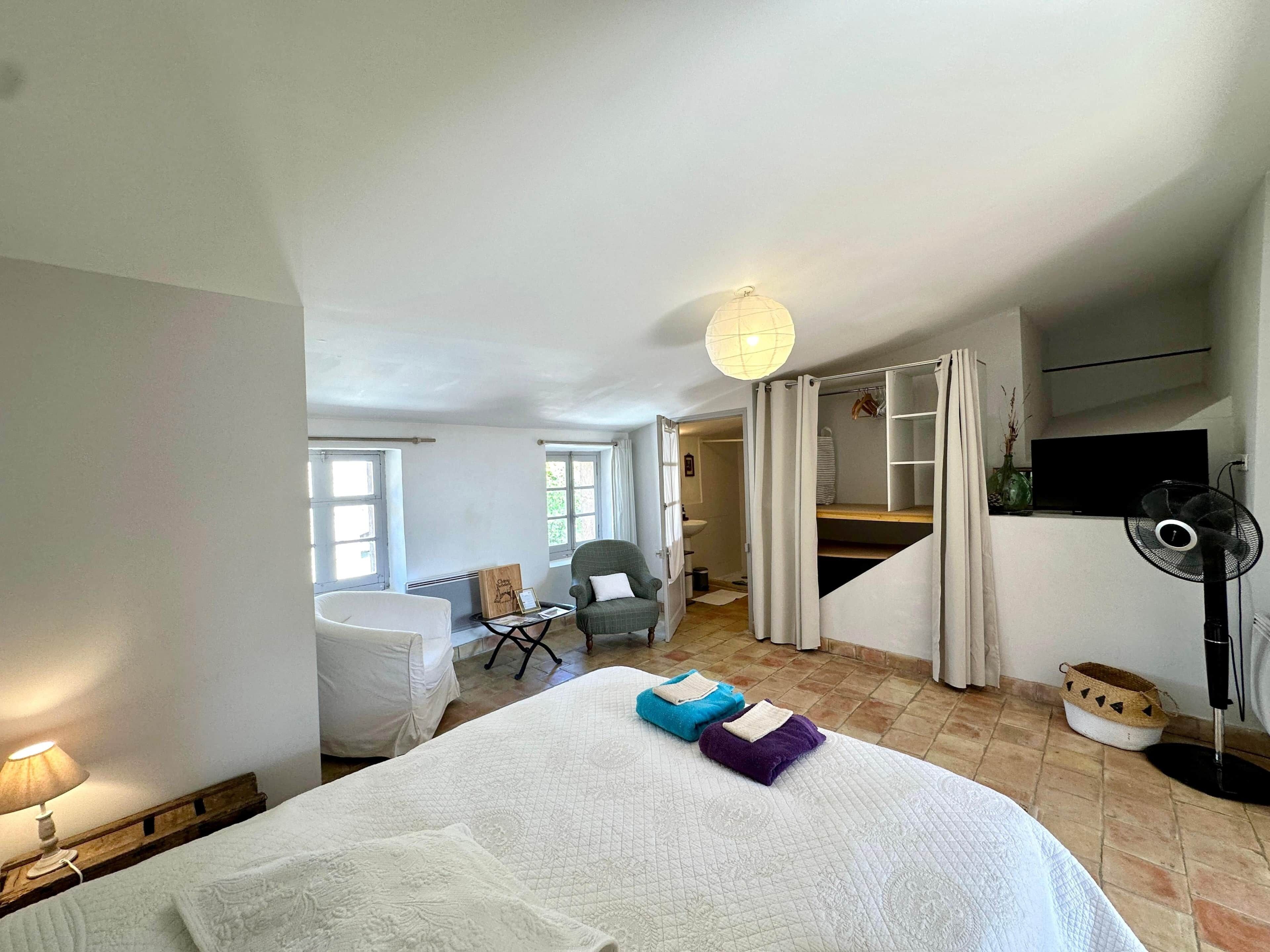 1 chambre, fer et planche à repasser, Wi-Fi gratuit, draps fournis