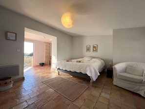 1 chambre, fer et planche à repasser, lit de bébé portatif