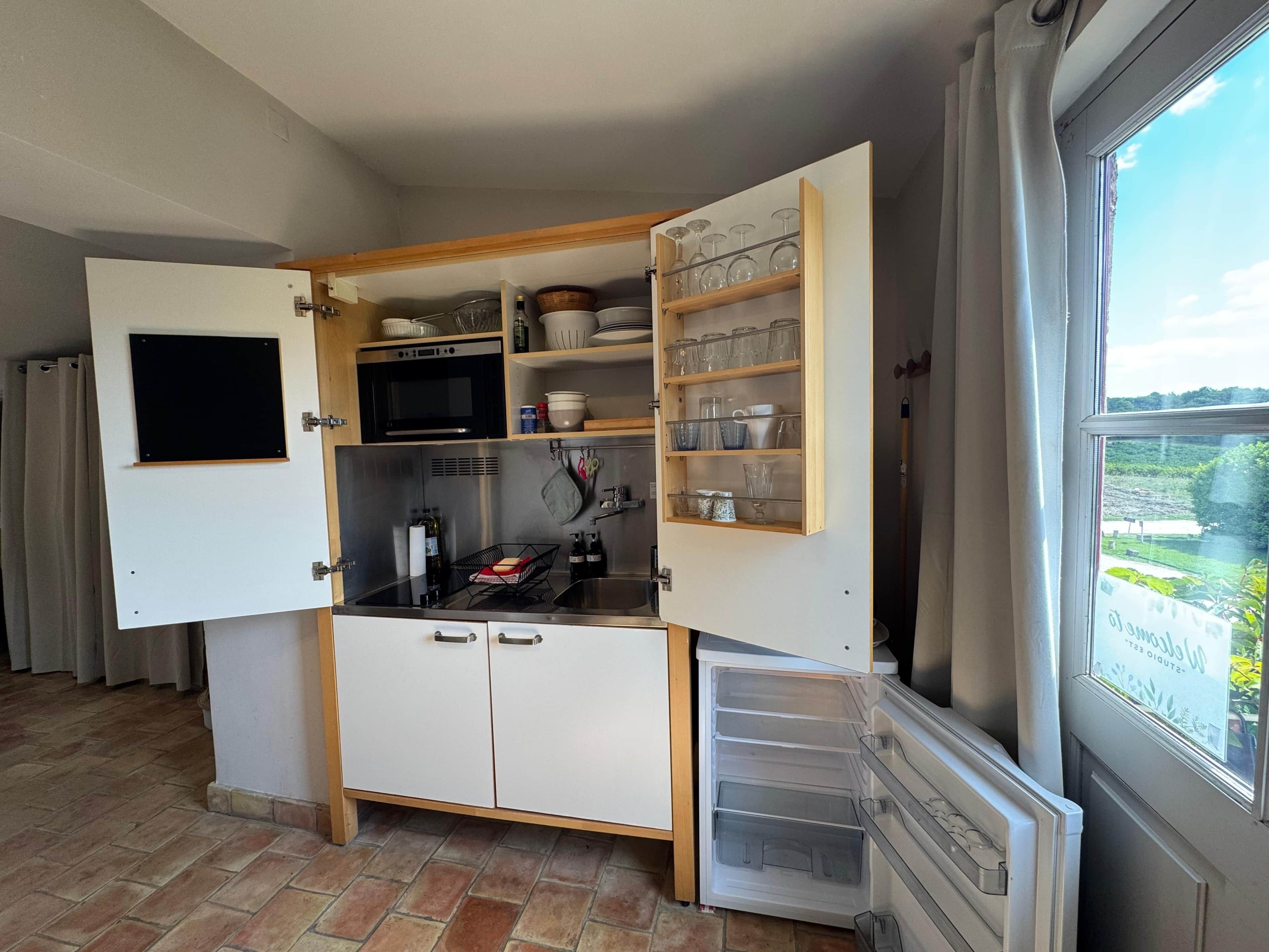 Réfrigérateur, micro-ondes, four, plaque de cuisson