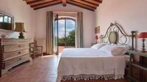 Iron/ironing board, internet, bed sheets