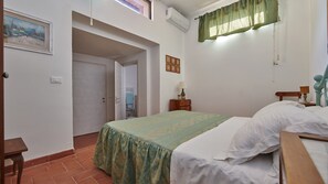 Iron/ironing board, internet, bed sheets