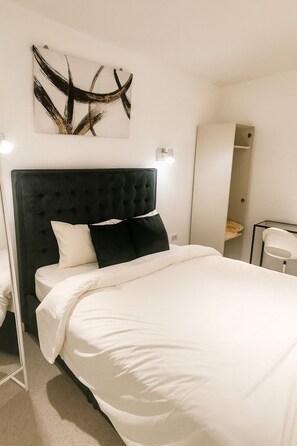 1 bedroom, iron/ironing board, bed sheets - City Center 1BR Business & Tourists|  Parking + wifi (Milton Keynes)