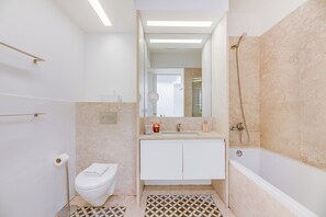 Secadora de cabello, bidet, toallas, jabón 