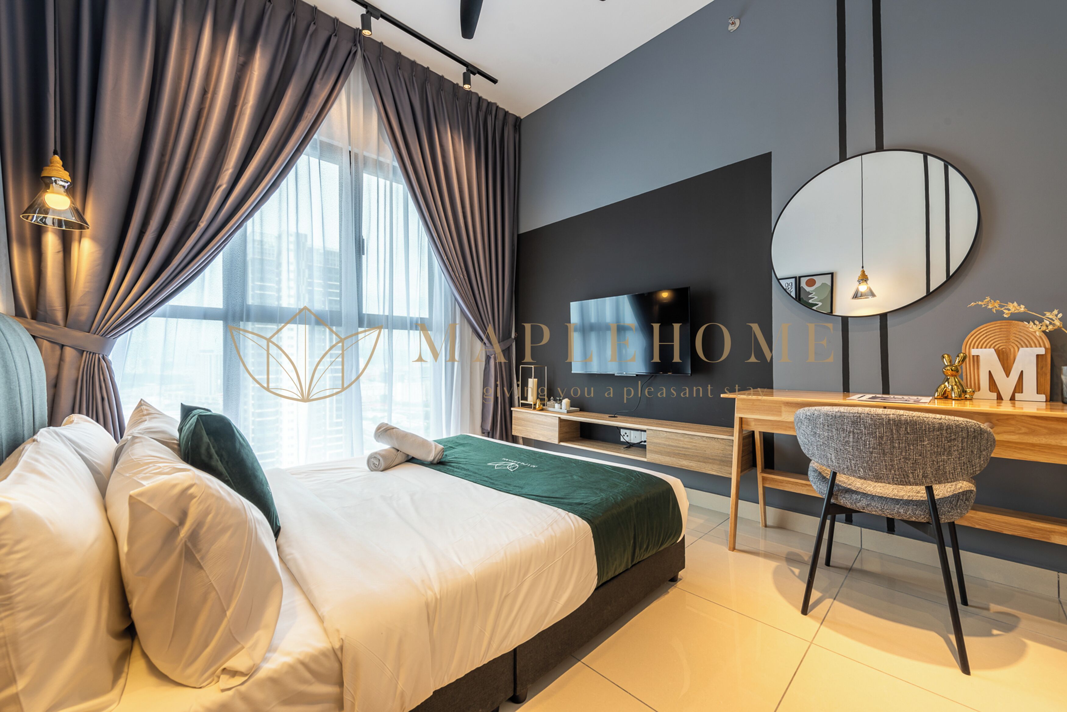 ستائر تعتيم ومكواة/لوح كي وواي فاي مجانًا