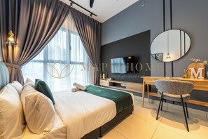 ستائر تعتيم ومكواة/لوح كي وواي فاي مجانًا