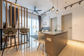 Suite Deluks, 1 kamar tidur, balkon | Makan di kamar