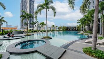 Piscina a l'aire lliure (horari: 07:00-22:00) i gandules