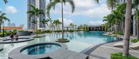 室外游泳池,開放時間為 07:00 至 22:00,提供日光浴躺椅