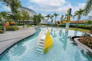 Piscine extérieure, chaises longues