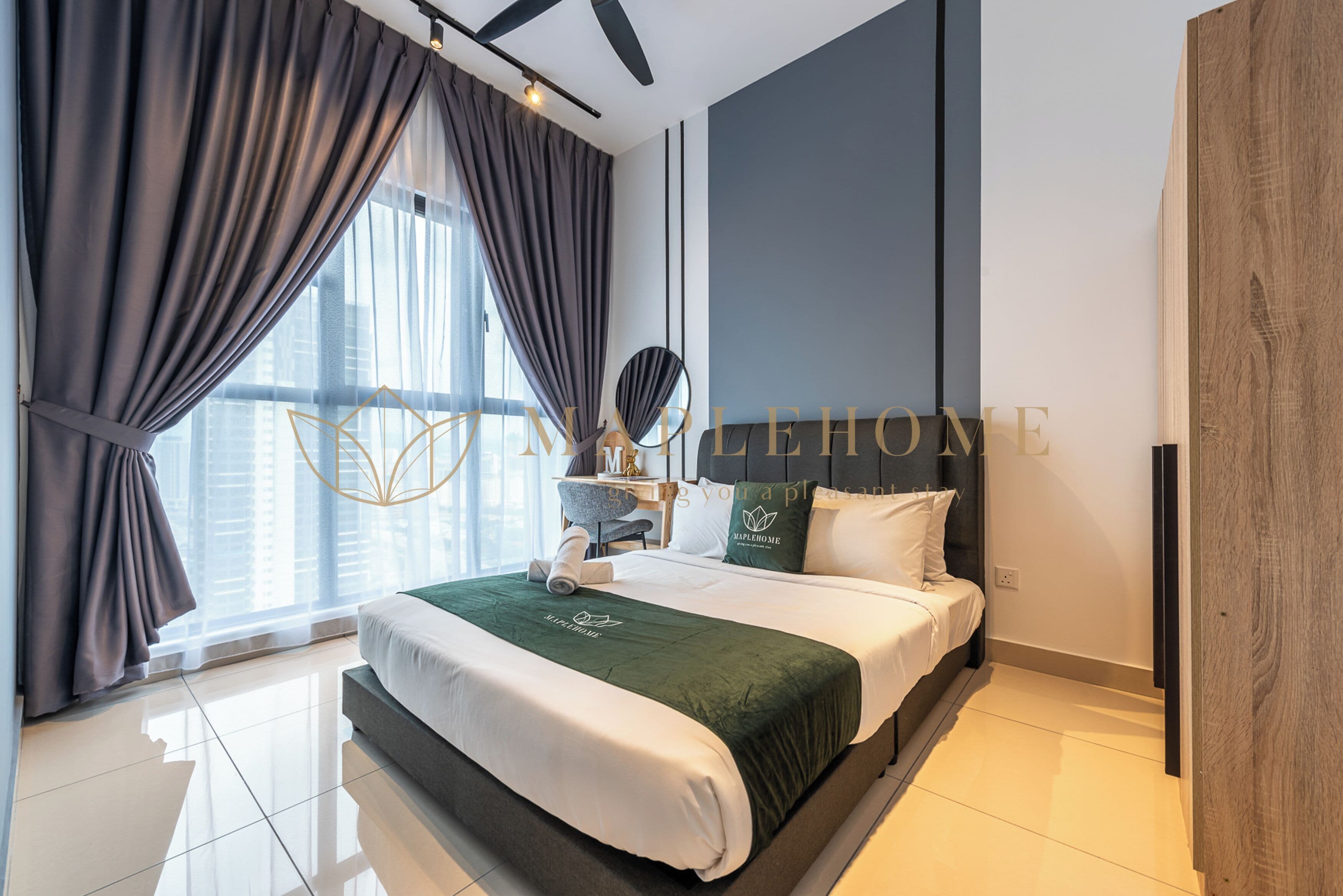 ستائر تعتيم ومكواة/لوح كي وواي فاي مجانًا