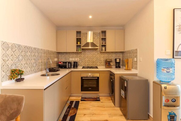 Klassiek appartement, uitzicht op stad | Privékeuken | Een magnetron, een oven, een kookplaat, kookgerei, borden en bestek