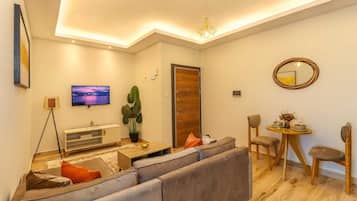 Appartement Classique, vue ville | Salle de séjour | TV connectée de 55 pouces avec chaßnes par cùble, Netflix