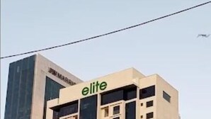 Un grand immeuble sur lequel on peut lire le mot « élite » en haut.