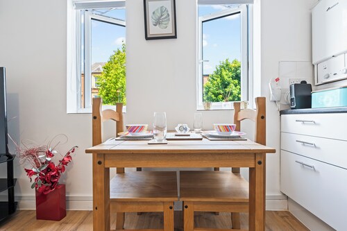 Stylish three bedroom apartment, family friendly. Very close to cit.