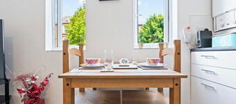 Stylish three bedroom apartment, family friendly. Very close to cit.