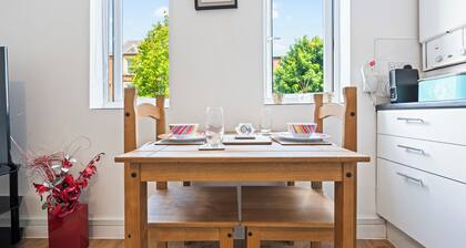 Stylish three bedroom apartment, family friendly. Very close to cit.