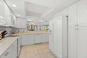 Réfrigérateur, four à micro-ondes, un four, surface de cuisson