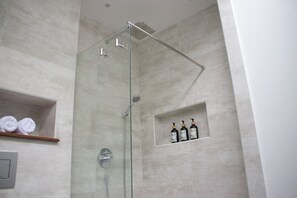 Deluxe-værelse | Badeværelse | Bruser, gratis toiletartikler, hårtørrer, håndklæder