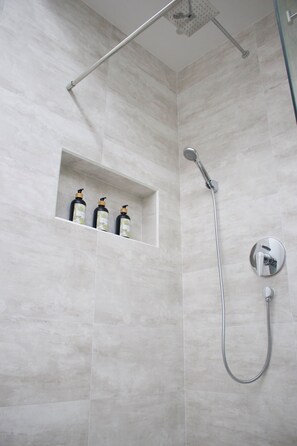 Chambre Deluxe | Salle de bain | Douche, articles de toilette gratuits, sèche-cheveux