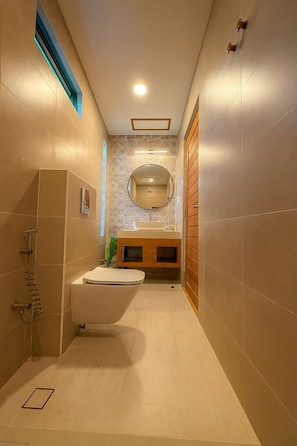 Habitación estándar | Baño | Ducha, artículos de higiene personal gratuitos y secador de pelo