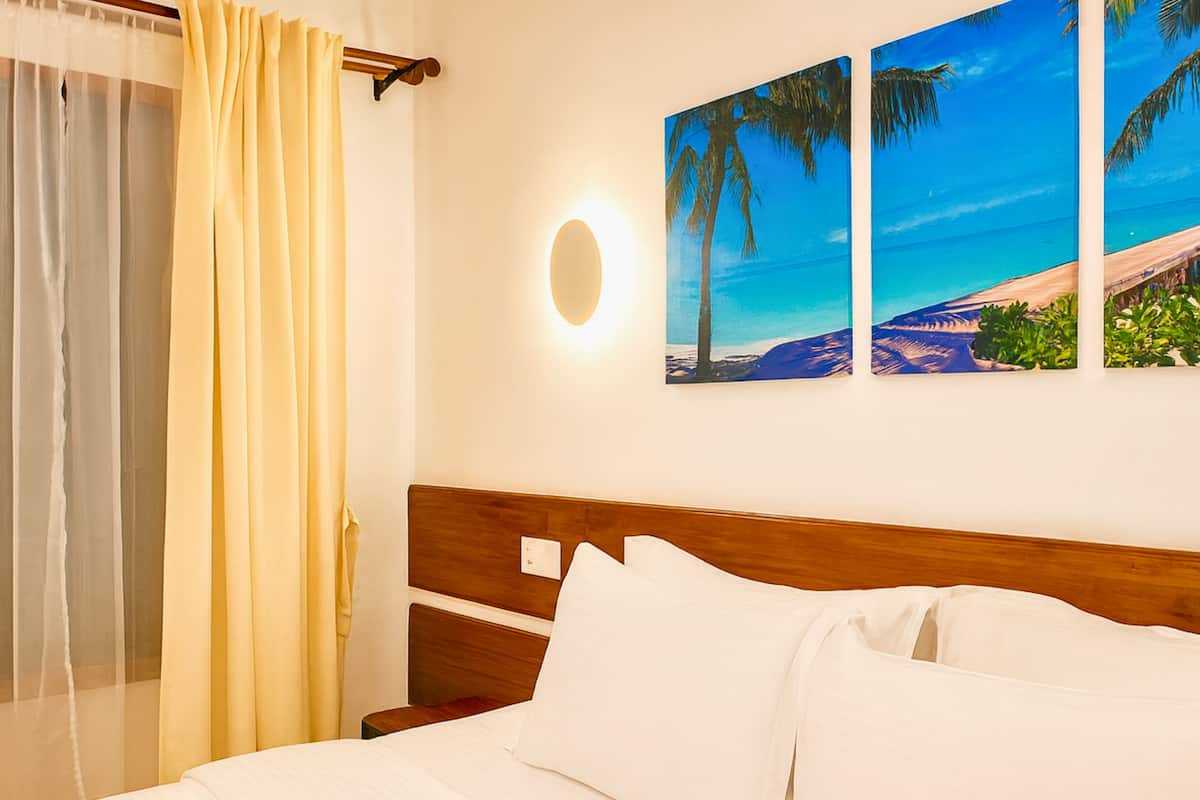 Caja de seguridad en la habitación y cortinas blackout