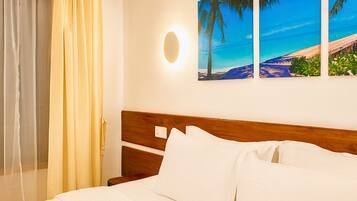 Standardrum | VÀrdeförvaringsskÄp pÄ rummet, mörklÀggningsgardiner och ljudisolering