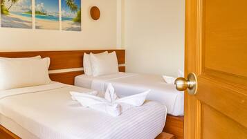 Caja de seguridad en la habitación y cortinas blackout