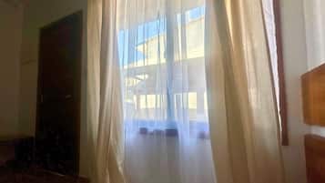 Caja de seguridad en la habitación y cortinas blackout