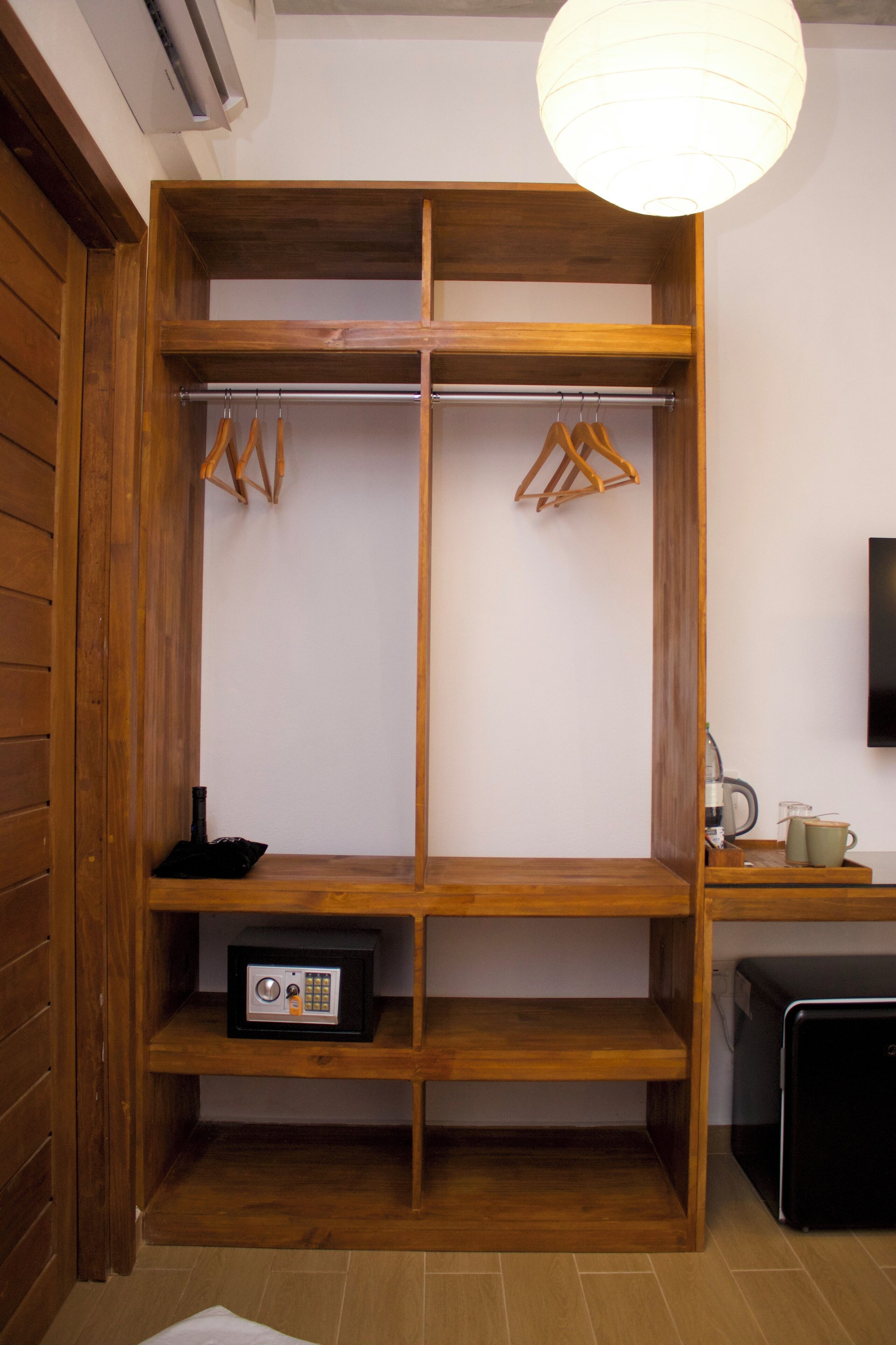 Superior-huone | Tallelokero huoneessa, pimennysverhot, äänieristys, silitysrauta/-lauta