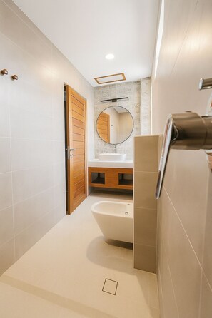 Basic Double Room, City View | Bathroom | Shower, free toiletries, hair dryer, towels