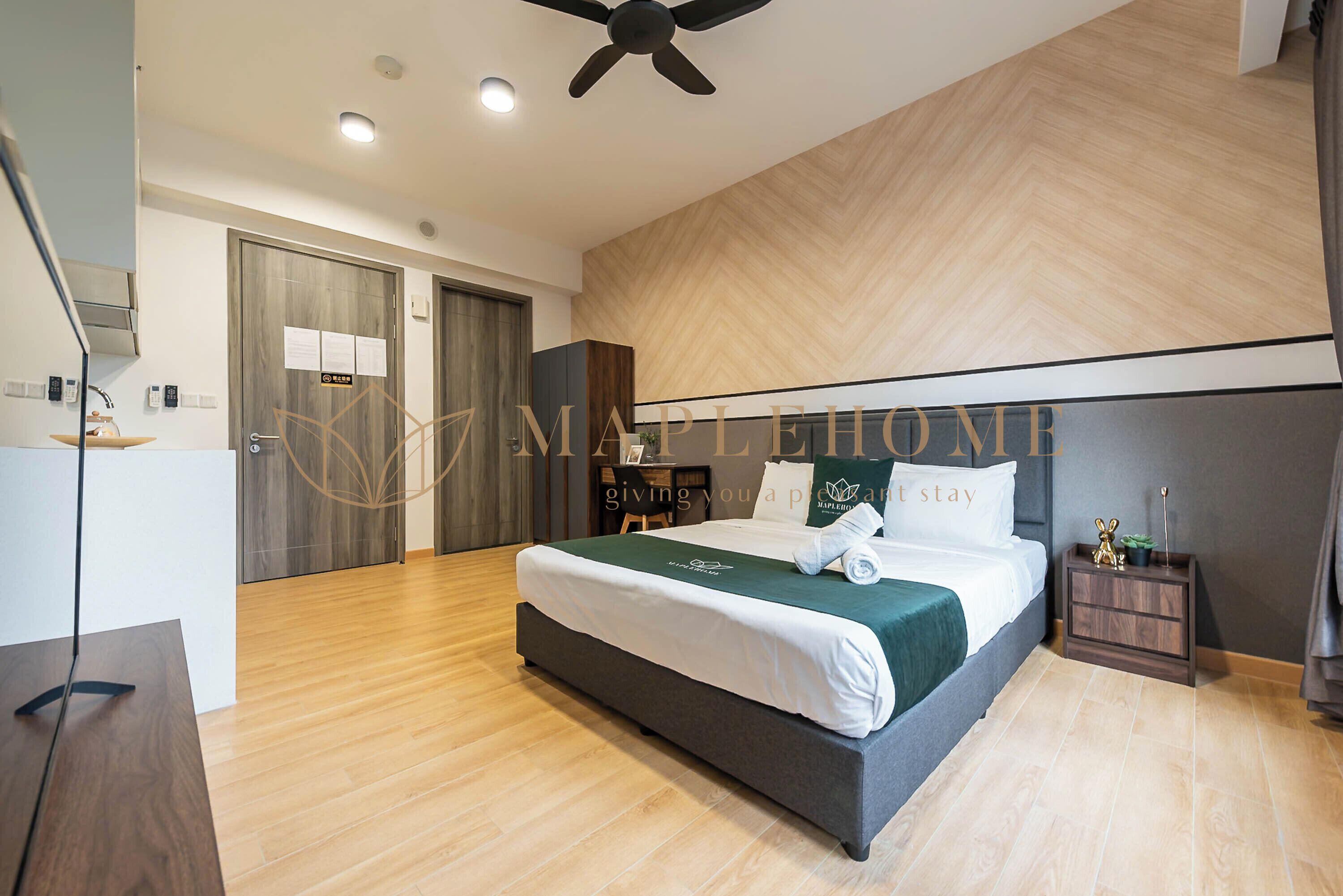 Deluxe Suite, 1 Queen Bed, Without Parking | 書桌、筆電工作空間、遮光布/窗簾、熨斗/熨衣板