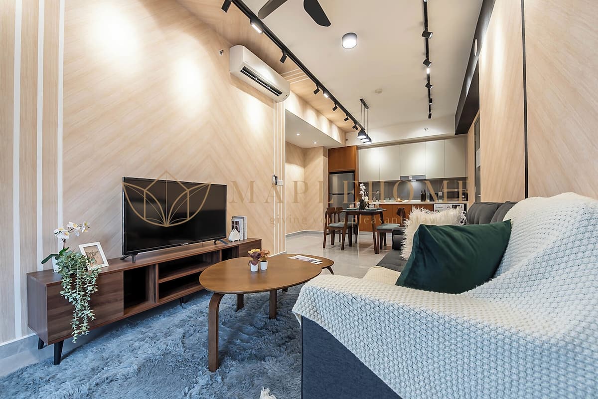 Een moderne woonkamer met een bank, televisie en eethoek.