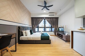 Deluxe Suite, 1 Queen Bed, Without Parking | Meja, ruang kerja komputer riba, langsir/tirai gelap terus